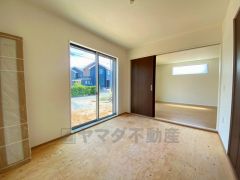 リビングからの続き間として和室をご用意しました。普段はリビングとつなげて開放的なスペースとして。来客時には客間としてお使いいただけます。