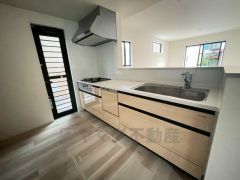 対面式カウンターキッチンでお子様の様子が見守れます。カウンタートップは耐熱性に優れており、日ごろのお掃除もふき取るだけでＯＫ。ステンレスシンクも簡単にお掃除できますよ。