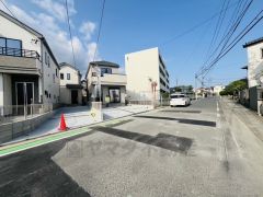 前面道路は広く、車同士がすれ違うスペースが十分にあります。