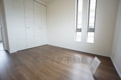 主寝室としてお使いいただけそうなこちらのお部屋は、日当たりが良く、爽やかな風を感じて起きる朝は、快適生活の始まりに。