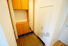同仕様写真。たっぷり収納できるシューズボックスです。家族全員の靴がきれいに整頓できます。棚の上にお花や写真を飾っても良いですね。