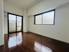 2面採光を確保した明るい室内は、風通しも良く、大変居心地の良い空間となっております。爽やかな風を感じて起きる朝は、快適生活の始まりに。