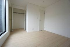 住む人のこだわりを活かす洋室＾＾日当たりがよく、寝室としての利用もおすすめ。広めのクローゼットもあり荷物もすっきり片付けれ、ゆとりのある暮らしが出来ます＾＾