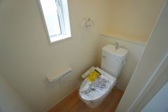 温水洗浄機付トイレです。節水機能もあるので、安心して使えますね。もちろん、1階2階の2ヶ所にトイレがあるので、忙しい朝にもゆとりができますね。