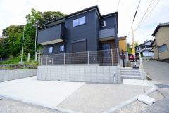 駐車スペースはゆとりある2台分を確保。マイカー用に、お客さま用に、余裕を持ってご利用いただけます。