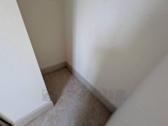 シューズインクローゼットも完備されており、玄関収納も問題ありません。棚の上にお花など飾ってインテリアも楽しめますね。