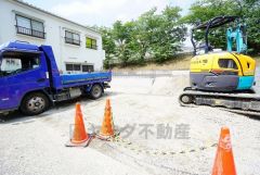 カースペースは停めやすい並列駐車2台付き。
