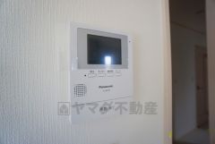 防犯性、セキュリティ対策に安心できるテレビモニター付きインターフォンです。セールスマン対策にもなり安心できます。