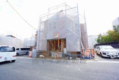 前面道路は、公道北西側約7ｍ。幅広く車の離合もスムーズです＾＾安全性、機能性に優れたオール電化で快適な新生活＾＾