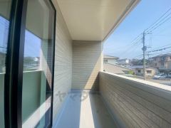 幅広のインナーバルコニーは洗濯物を守りやすく、眩しすぎる日差しも和らげます。 南西側に面した大型のバルコニーは日当たり良好です。お洗濯物も気持ちよく干せそうです。