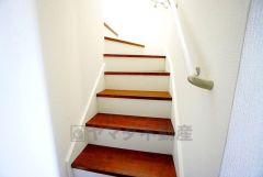 階段は段数を通常より1段多く段差を低く設定し、足元灯も完備。より安全な階段を追求しました。