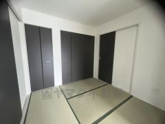 リビングからの続き間として和室をご用意しました。普段はリビングとつなげて開放的なスペースとして。来客時には客間としてお使いいただけます。