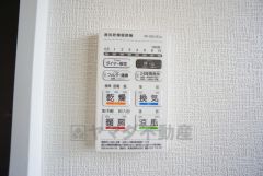 雨の日の洗濯も安心できる浴室暖房乾燥機付き浴室。リモコンで操作もボタン1つで簡単。 浴室暖房乾燥機には、暖房、乾燥、涼風、換気の4つの機能が付いています。タイマー付きです。