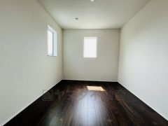 明るい洋室です。ナチュラル色のフローリングで開放的な優しい雰囲気になっています＾＾ベッドや机、ＴＶを置いてもゆとりのある広さです。