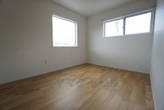 2面採光を確保した明るい室内は、風通しも良く、大変居心地の良い空間となっております。爽やかな風を感じて起きる朝は、快適生活の始まりに。