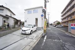 駐車スペースはゆとりある2台分を確保。マイカー用に、お客さま用に、余裕を持ってご利用いただけます。