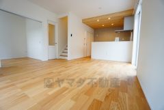 同仕様写真。対面式キッチンを中心としたリビングダイニングで家族の会話が弾みそうです。