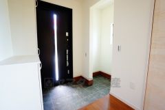 同仕様写真。たっぷり収納できるシューズボックスです。家族全員の靴がきれいに整頓できます。棚の上にお花や写真を飾っても良いですね。