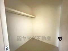 収納力豊富なウォークインクローゼット付き。洋服や小物などを1箇所にまとめて美しい収納を実現します。