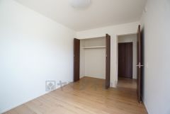 木目調のシンプルデザインで落ち着きと安らぎの空間に仕上げています。各部屋に収納が完備されているので、お荷物が多くなっても安心の設計です。