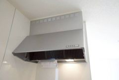 調理により発生する油煙や臭いを吸い込み、屋外へ排気してくれます。