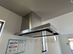 調理により発生する油煙や臭いを吸い込み、屋外へ排気してくれます。