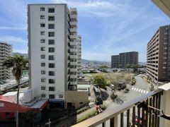 高台に位置しており、全面に道路が通っているため、日当たりも風通し良好です＾＾開放感のある眺望を確保しております＾＾