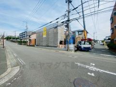 前面道路は西側公道6ｍ．車の離合もスムーズで余裕を持って駐車も出来ます＾＾