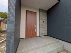 たっぷり収納できるシューズボックスです。家族全員の靴がきれいに整頓できます。棚の上にお花や写真を飾っても良いですね。