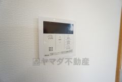 キッチン横からお湯張り、追い炊き、足し湯がボタン一つで楽々操作できる給湯機リモコンです＾＾忙しい夕飯の準備の時間帯に重宝しますね。