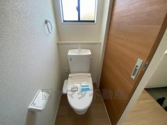 ウォシュレット付トイレです。節水機能もあるので、安心して使えますね。もちろん、1階2階の2ヶ所にトイレがあるので、忙しい朝にもゆとりができますね。