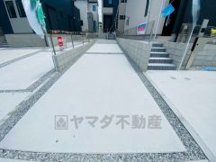 全4棟ともカースペース2台付き＾＾ 6.8ｍの広々とした前面道路で、駐車もスムーズに停めやすいです＾＾