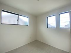 複数の窓がある居室は日当たり・風通し良好で快適に過ごしていただけます。 お気に入りの家具とインテリアで素敵な部屋を作りましょう。