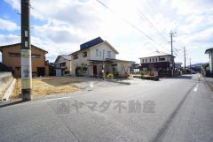 道幅が広く、車通勤の方や買い物などでの車の出し入れも楽々できて嬉しいですね。お問合せお待ちしております＾＾