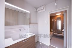 三面鏡の裏側に収納スペースを設置。化粧品や洗面小物などをすっきりと収納できます。