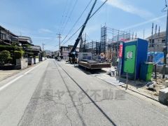 現地（2025年4月）撮影。 ゆったりとした6ｍ幅の道路をはさんでいることで陽射しを遮られることなくとても明るいです。