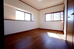 2面採光を確保した明るい室内は、風通しも良く、大変居心地の良い空間となっております。爽やかな風を感じて起きる朝は、快適生活の始まりに。