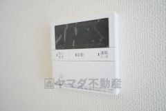 キッチン横からお湯張り、追い炊き、足し湯がボタン一つで楽々操作できる給湯機リモコンです＾＾忙しい夕飯の準備の時間帯に重宝しますね。