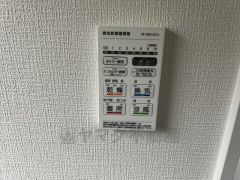 雨の日の洗濯も安心できる浴室暖房乾燥機付き浴室。リモコンで操作もボタン1つで簡単。 浴室暖房乾燥機には、暖房、乾燥、涼風、換気の4つの機能が付いています。タイマー付きです。