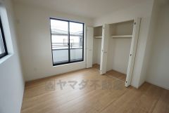 同仕様写真。住む人のこだわりを活かす洋室＾＾日当たりがよく、寝室としての利用もおすすめ。広めのクローゼットもあり荷物もすっきり片付けれ、ゆとりのある暮らしが出来ます＾＾