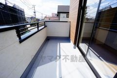 同仕様写真。お洗濯物を干すスペースとしても十分な広さがあります。  お天気の良い日はお洗濯物がよく乾きそうな日当たり良好のバルコニー＾＾