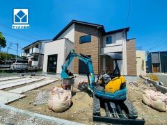 角地。宇美駅まで徒歩13分。コンビニ・ドラックストアまで徒歩8分。並列駐車2台・ウォークインクローゼット・シューズインクローク・パントリー・お庭付き。
