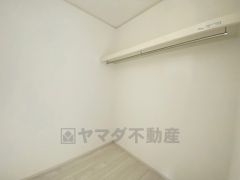 収納力豊富なウォークインクローゼット付き。洋服や小物などを1箇所にまとめて美しい収納を実現します。