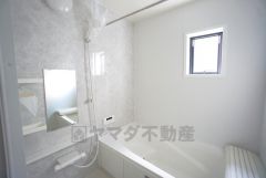 ゆったり入れる浴槽は一日の疲れを癒してくれる、一坪サイズのバスルーム。乾燥機付きなので、雨の日の洗濯物や、部屋干しの衣類等の乾燥に活躍します。