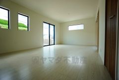 同仕様写真。夏は強い日差しをカット、冬は暖かな遮熱高断熱型Low-Eガラスを採用。夏の強い日差しを約60%カットし、冷房効果を高めます。紫外線もカットするため紫外線による日焼けも抑制。