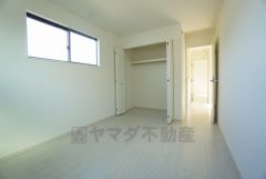 木目調のシンプルデザインで落ち着きと安らぎの空間に仕上げています。各部屋に収納が完備されているので、お荷物が多くなっても安心の設計です。