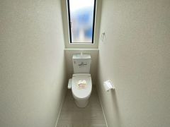 温水洗浄機付トイレです。節水機能もあるので、安心して使えますね。もちろん、1階2階の2ヶ所にトイレがあるので、忙しい朝にもゆとりができますね。
