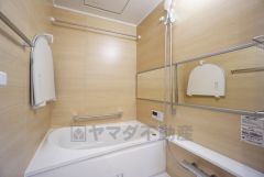 1日の疲れを癒すくつろぎのバスルーム。足を伸ばしてもゆったりと入れるサイズです。お子様と一緒にお風呂に入っても狭くないですね^^