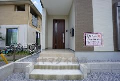 家の顔となる玄関扉がかっこいいと、たくさんの人を招き入れたくなりますね＾＾奥まって設置されており、雨にも濡れにくくなっています。