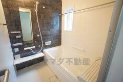 足を伸ばせる浴槽で毎日の疲れを癒してください。 お子様と入っても十分ゆったりサイズです。